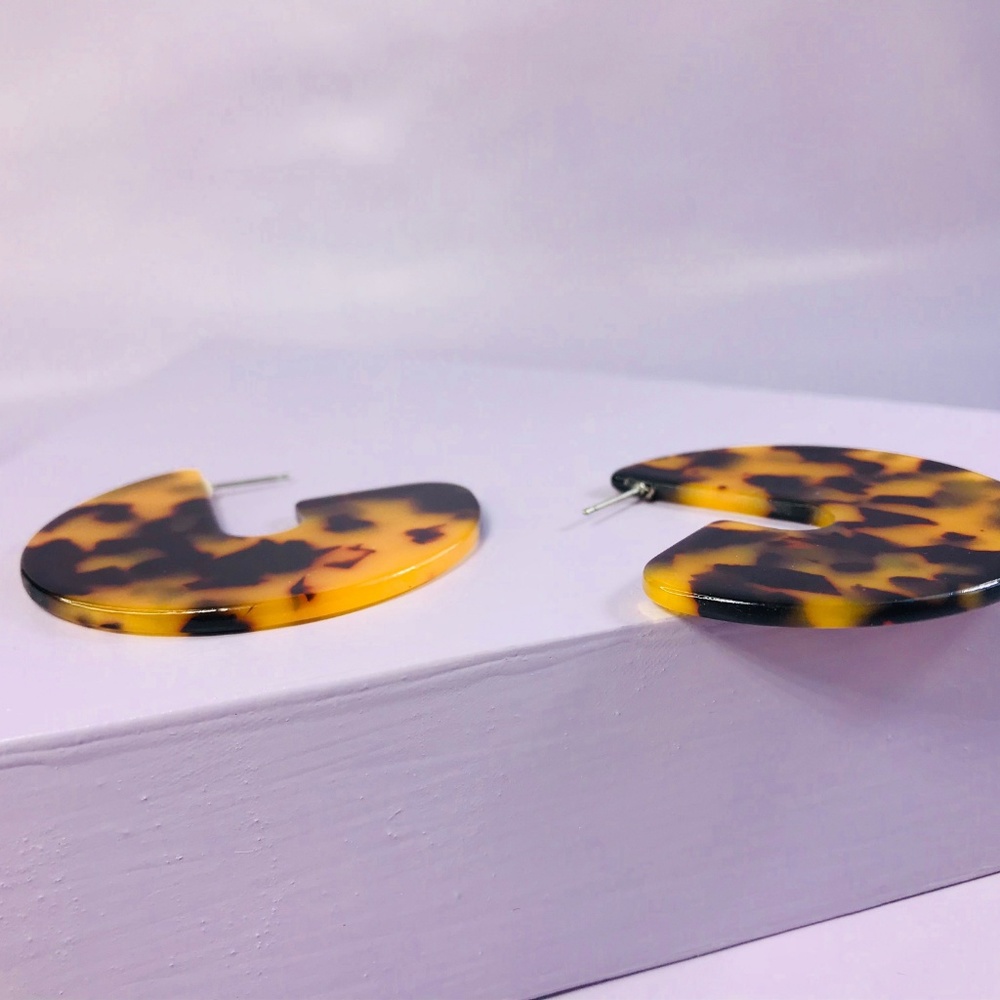 Acrylic Disc Stud in Tortoise - Picture 4 of 7